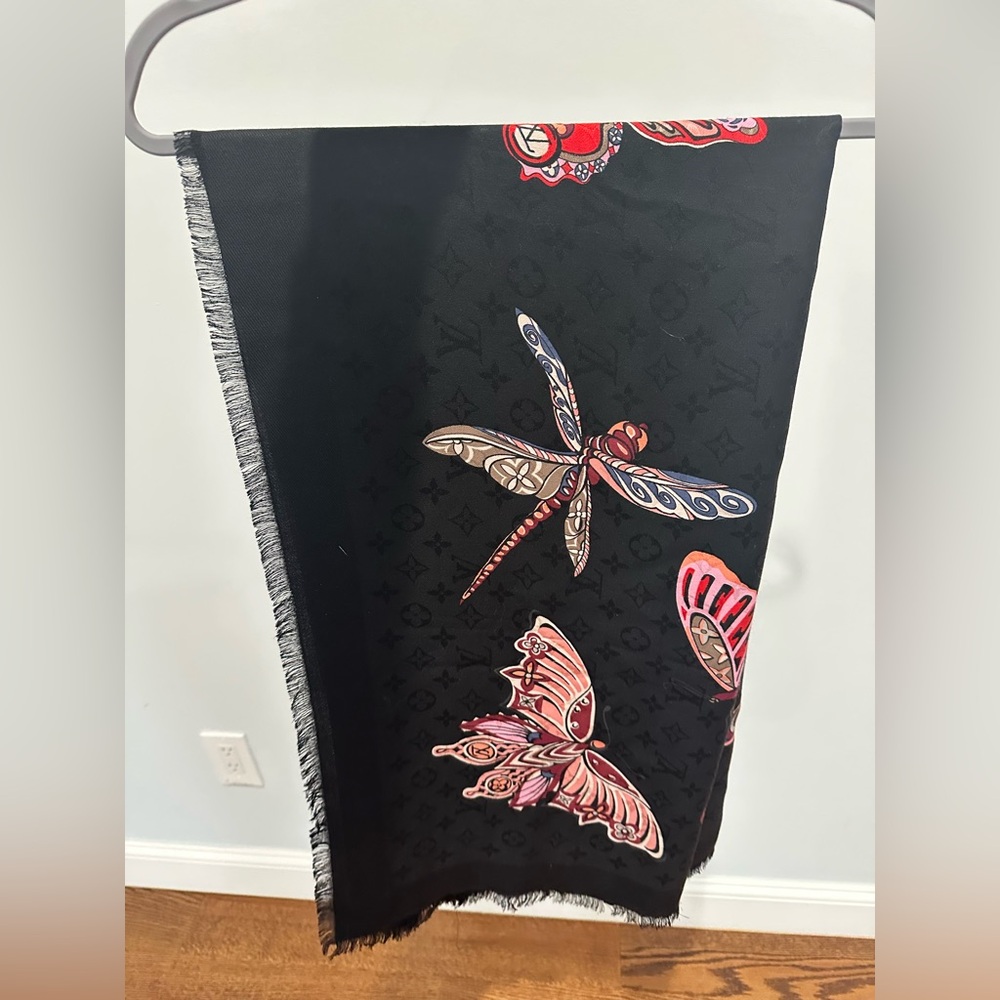 Louis Vuitton World Of Love Monogram Shawl Noir - Picture 3 of 9